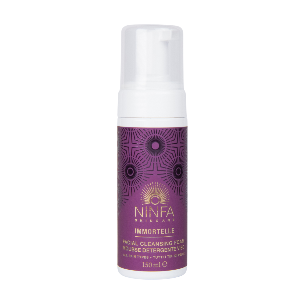 Immagine ravvicinata della mousse detergente anti age all’elicriso di Ninfa Skincare