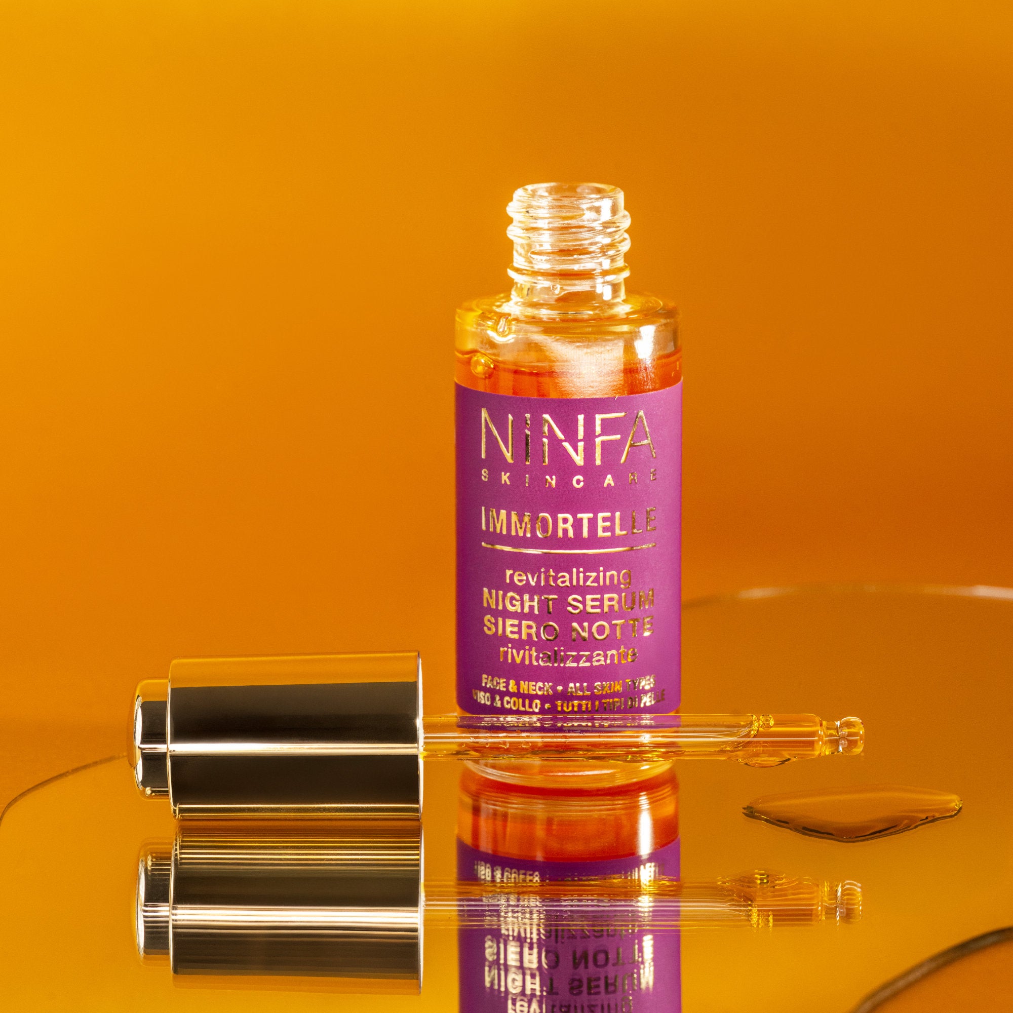 Siero all’elicriso di Ninfa Skincare su piccolo specchio irregolare, con dettaglio della consistenza