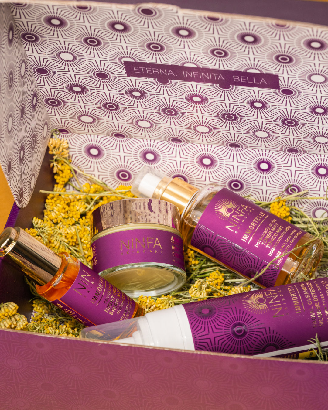 Box regalo Ninfa Skincare con l’intera collezione, decorata con fiori di elicriso mediterraneo