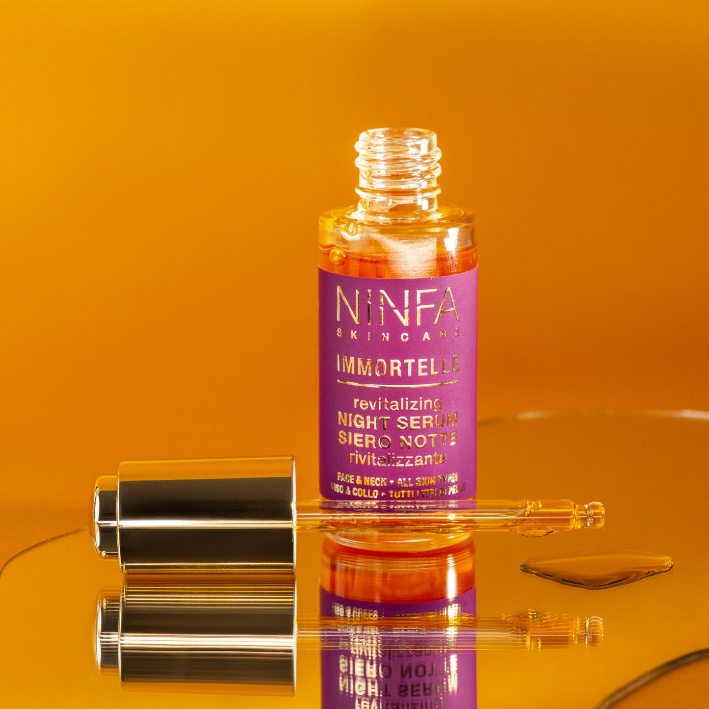 Siero all’elicriso di Ninfa Skincare su piccolo specchio irregolare, con dettaglio della consistenza