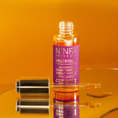 Siero all’elicriso di Ninfa Skincare su piccolo specchio irregolare, con dettaglio della consistenza