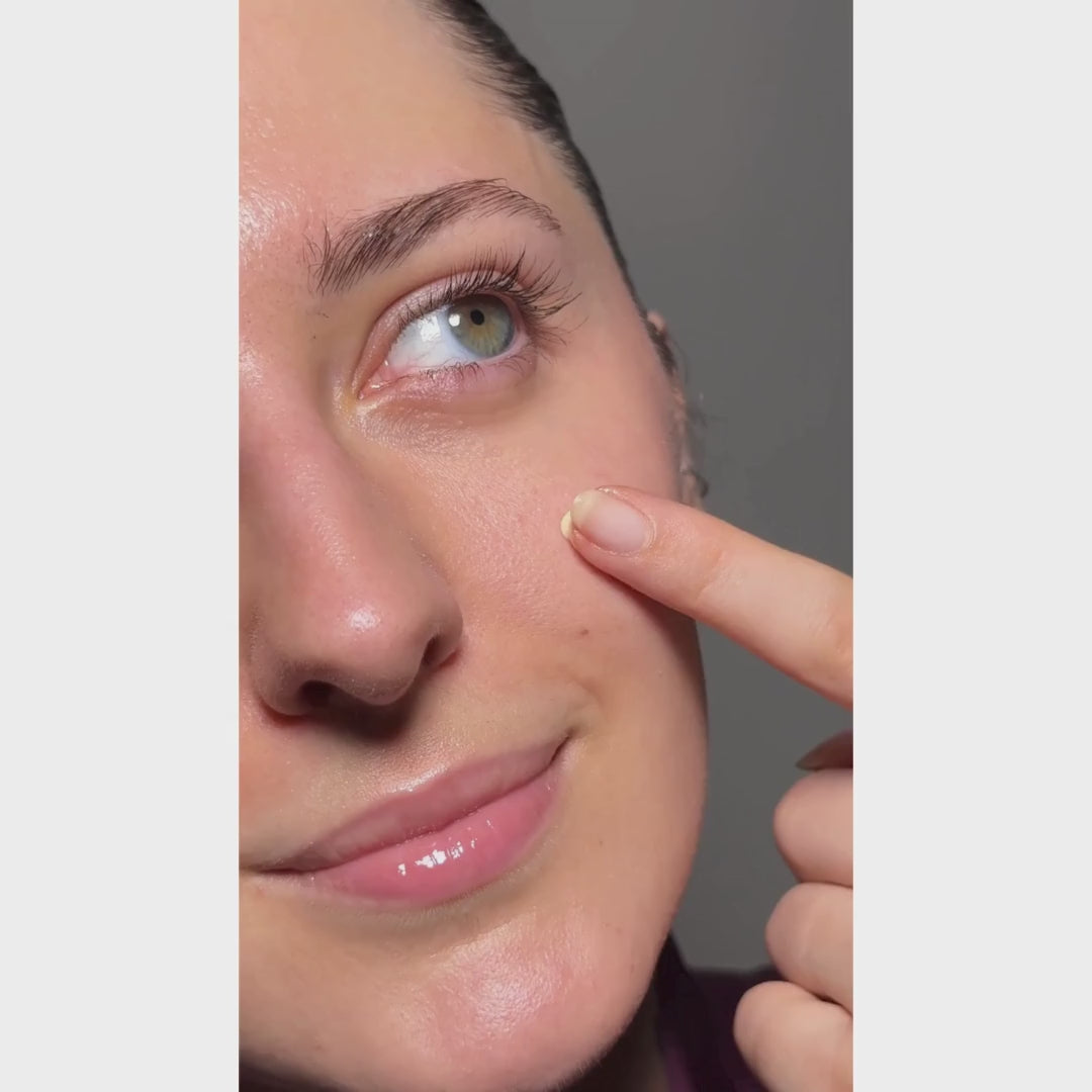 Donna che applica la crema viso all’elicriso di Ninfa Skincare per trattamento anti age