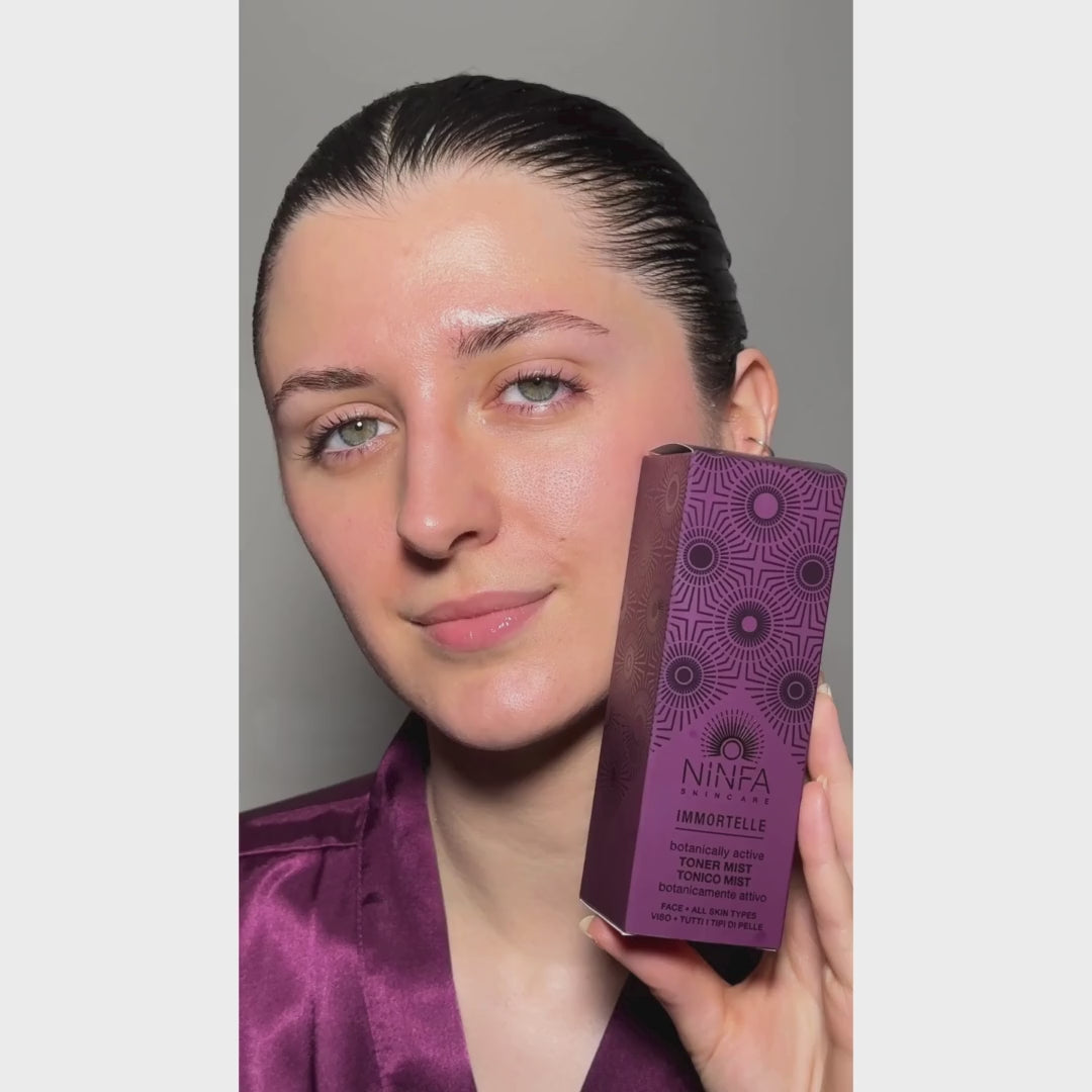 Donna che applica il tonico viso all’elicriso di Ninfa Skincare per trattamento naturale