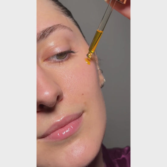 Donna che applica il siero all’elicriso di Ninfa Skincare per trattamento viso anti age