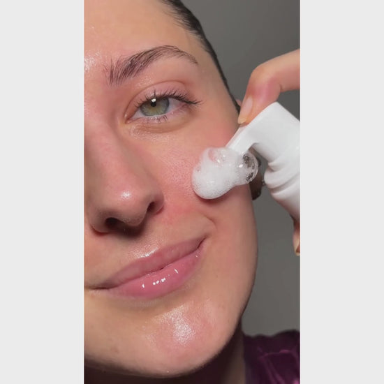 Donna che applica la mousse detergente all’elicriso di Ninfa Skincare per pulizia viso delicata